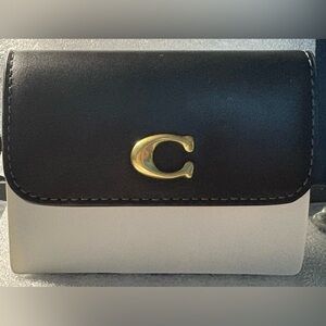 New COACH Women's Essential Card Holder Wallet. Black/Chalk